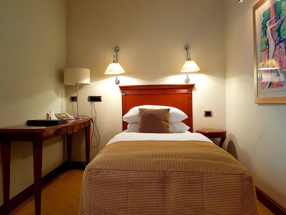 Western Premier Astoria