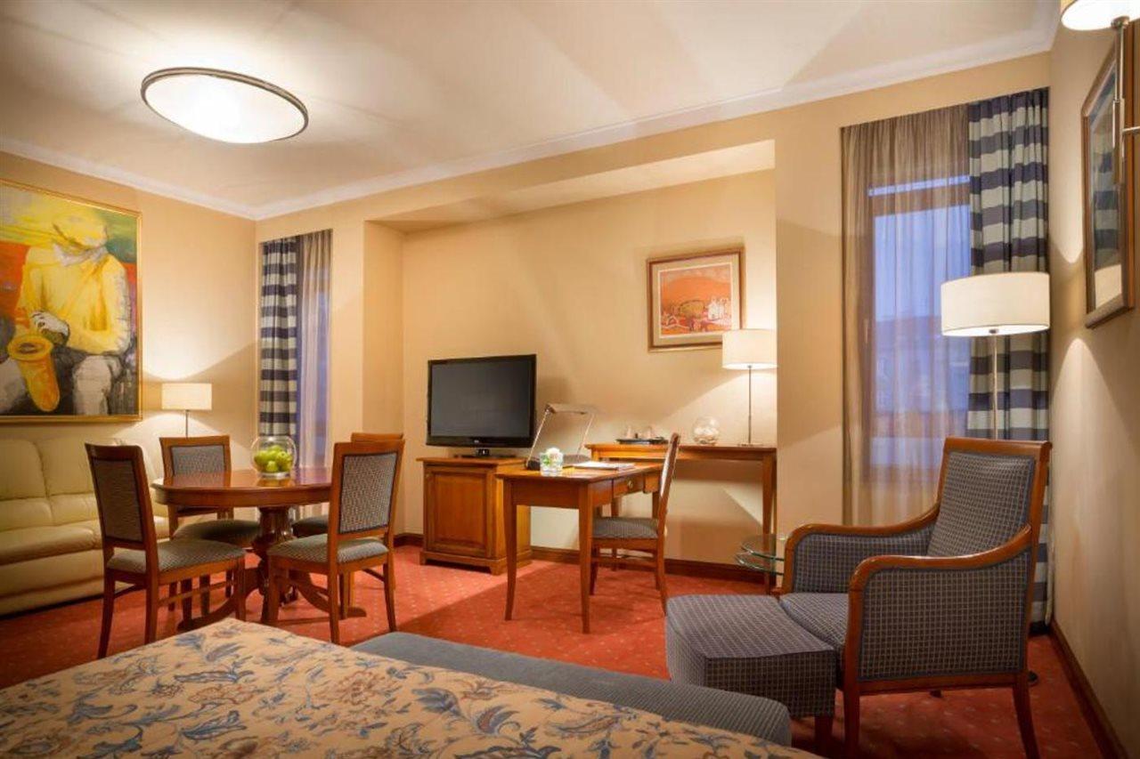 Western Premier Astoria Hotel 4*